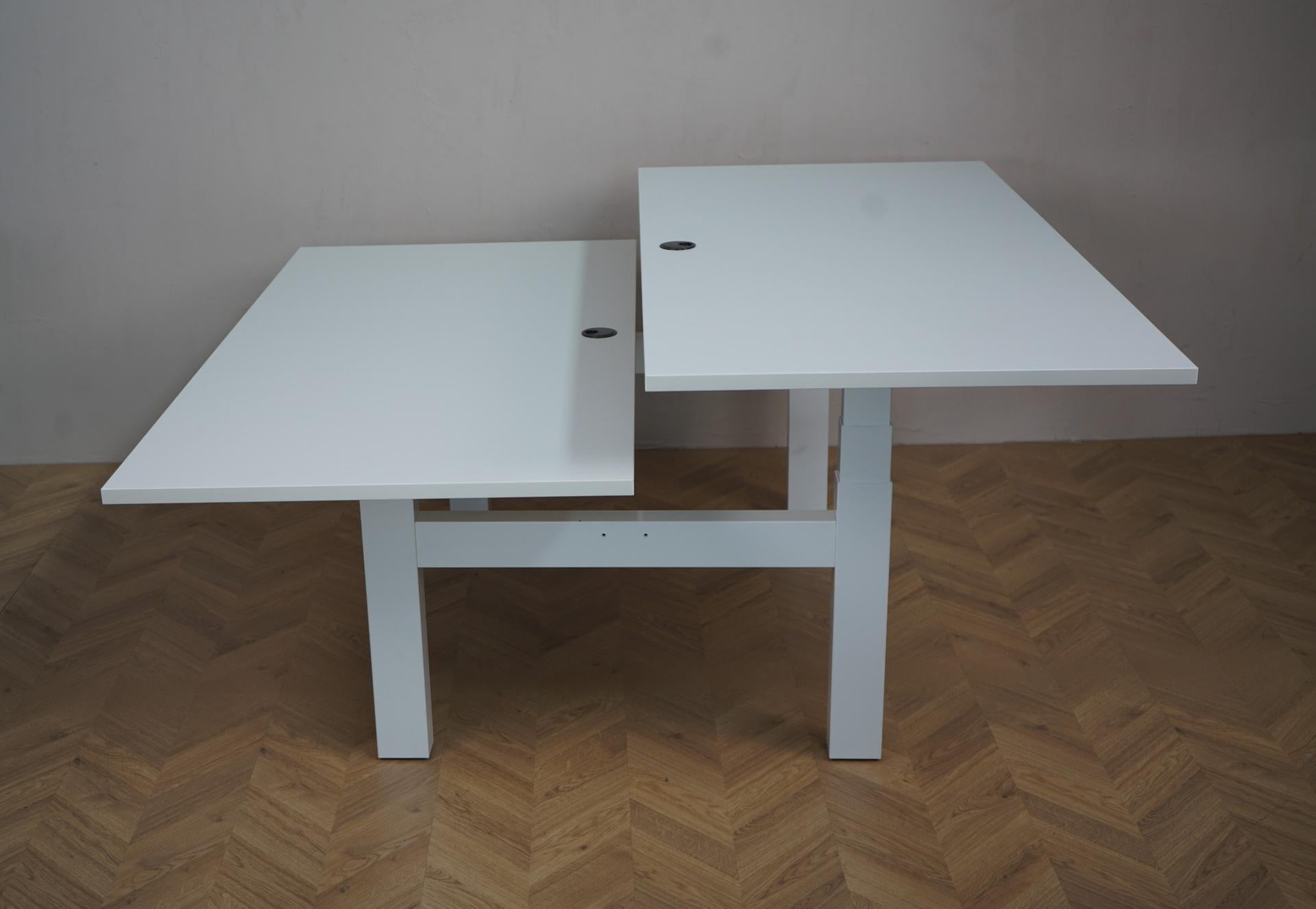 Sidevisning af Arnehus dobbelt Hæve-sænkebord 160x80 cm i hvid – to separate hæve-/sænkeenheder til ergonomisk samarbejde